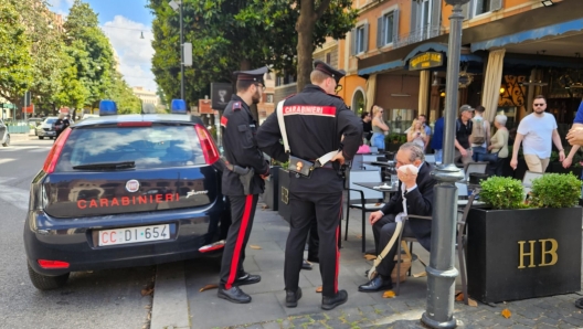 Sarebbe stato preso a pugni dall'attore Gerard Depardieu perché infastidito delle foto che gli stava scattando mentre si trovava ai tavolini dell'Harry's bar di via Veneto. E' quanto accaduto, secondo una prima ricostruzione degli investigatori, al fotoreporter Rino Barillari, 21 maggio 2024. Soccorso dai sanitari del 118, Barillari è stato trasportato in ospedale in codice verde per una ferita all'altezza del sopracciglio. Sul posto i carabinieri che stanno accertando l'accaduto.   NPK   ANSA