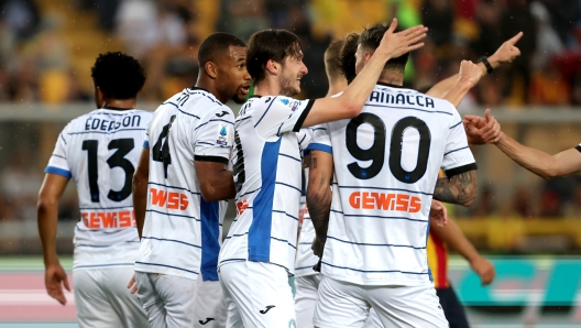 LECCE, ITALY - MAY 18: Gianluca Scamacca of Atalanta celebrates with his teammates after scoring his team's second goal during the Serie A TIM match between US Lecce and Atalanta BC at Stadio Via del Mare on May 18, 2024 in Lecce, Italy. (Photo by Maurizio Lagana/Getty Images)