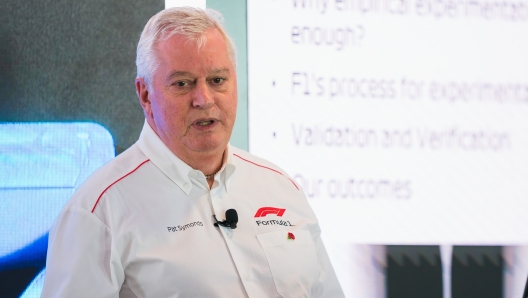 Pat Symonds con la divisa della Formula One Management. F1 Media