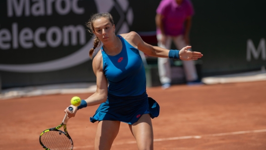 epa11360674 Lucia Bronzetti of Italy in action during her Women's quarter final match against Martina Trevisan of Italy at the 22nd edition of the Grand Prix of Princess Lalla Meryem of Tennis in Rabat, Morocco, 22 May 2024.  EPA/Jalal Morchidi