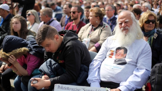 Vincenzo Agostino, padre di Antonino Agostino (a destra) il cui volto Ã¨ stampato sulla maglietta che veste, partecipa alla XIX giornata della memoria e dell'impegno in ricordo delle vittime delle mafie con Don Ciotti - ANSA/EDDPHOTO / Enrico de Divitiis