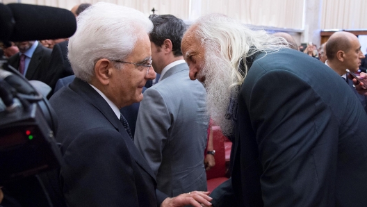 Il presidente della Repubblica, Sergio Mattarella viene salutato da Vincenzo Agostino, padre di Antonino Agostino, agente di polizia ucciso insieme alla moglie Ida Castelluccio a Villagrazia di Carini il 5 agosto 1989 in circostanze mai chiarite, in occasione della commemorazione, organizzata al Palazzo di Giustizia di Palermo dall'Anm, del 23/o anniversario dell'assassinio del giudice Paolo Borsellino, Palermo, 18 luglio 2015. ANSA / Paolo Giandotti - Ufficio Stampa e Comunicazione Presidenza Repubblica +++ANSA PROVIDES ACCESS TO THIS HANDOUT PHOTO TO BE USED SOLELY TO ILLUSTRATE NEWS REPORTING OR COMMENTARY ON THE FACTS OR EVENTS DEPICTED IN THIS IMAGE; NO ARCHIVING; NO LICENSING+++