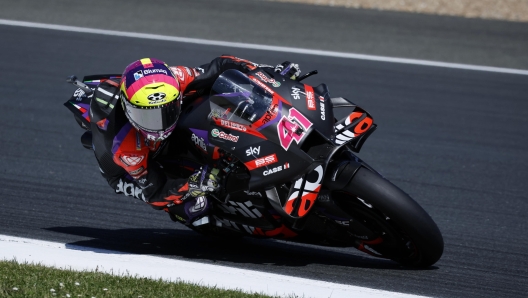 epa11331526 Spanish MotoGP rider Aleix Espargaro of Aprilia Racing team in action during the Practice session of the French MotoGP Motorcycling Grand Prix race in Le Mans, France, 10 May 2024.  EPA/YOAN VALAT