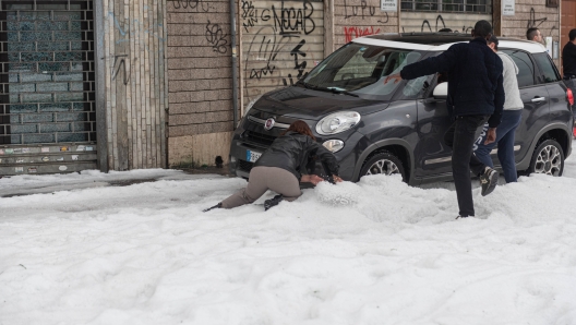 Automobilisti e vigili del fuoco liberano la strada dalla massiccia grandinata a Torino, Italia. Venerdì 24 maggio 2024 - Turin, Italy - Driversa and firefgihters free the road from after the massive hailstorm in Turin, Italy. Friday 24th may 2024 (Photo Matteo Secci / LaPresse) - Torino_Massiccia grandinata e disagi - fotografo: Matteo Secci