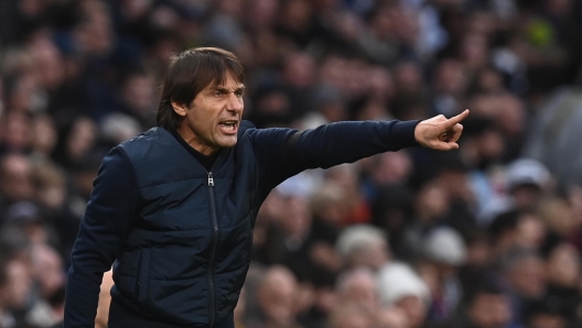 epa10385463 Tottenham manager Antonio Conte gestures during the English Premier League soccer match between Tottenham Hotspur and Aston Villa in London, Britain, 01 January 2023.  EPA/Neil Hall EDITORIAL USE ONLY. No use with unauthorized audio, video, data, fixture lists, club/league logos or 'live' services. Online in-match use limited to 120 images, no video emulation. No use in betting, games or single club/league/player publications