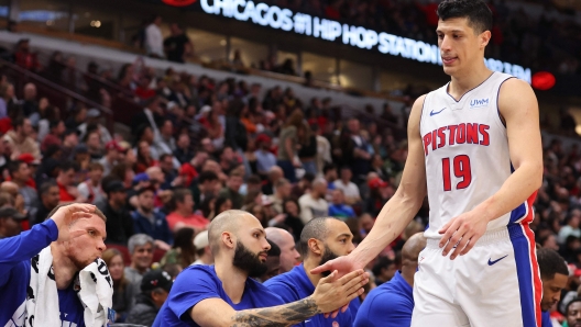 CHICAGO, ILLINOIS - FEBRUARY 27: Simone Fontecchio #19 of the Detroit Pistons high fives teammates against the Chicago Bulls during the second half at the United Center on February 27, 2024 in Chicago, Illinois. NOTE TO USER: User expressly acknowledges and agrees that, by downloading and or using this photograph, User is consenting to the terms and conditions of the Getty Images License Agreement.   Michael Reaves/Getty Images/AFP (Photo by Michael Reaves / GETTY IMAGES NORTH AMERICA / Getty Images via AFP)