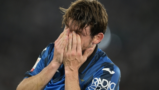 Atalanta’s Marten de Roon injured during the Italian Cup final soccer match between Atalanta and Juventus at Rome's Olympic Stadium, Italy, Wednesday, May 15, 2024. (Alfredo Falcone/LaPresse)