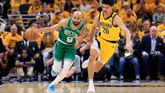 INDIANAPOLIS, INDIANA - MAY 27: Derrick White #9 of the Boston Celtics drives from the backcourt against Ben Sheppard #26 of the Indiana Pacers during the first quarter in Game Four of the Eastern Conference Finals at Gainbridge Fieldhouse on May 27, 2024 in Indianapolis, Indiana. NOTE TO USER: User expressly acknowledges and agrees that, by downloading and or using this photograph, User is consenting to the terms and conditions of the Getty Images License Agreement.   Justin Casterline/Getty Images/AFP (Photo by Justin Casterline / GETTY IMAGES NORTH AMERICA / Getty Images via AFP)