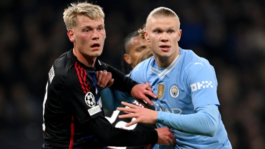 MANCHESTER, ENGLAND - MARCH 06: Orri Steinn Oskarsson of FC Copenhagen and Erling Haaland of Manchester City compete off the ball during the UEFA Champions League 2023/24 round of 16 second leg match between Manchester City and F.C. Copenhagen at Etihad Stadium on March 06, 2024 in Manchester, England. (Photo by Shaun Botterill/Getty Images)