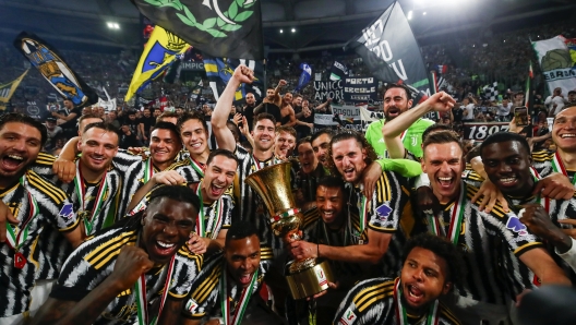 JuventusÕ players celebrate with the trophy during the winning ceremony after Coppa Italia final the Italian Cup (Coppa Italia) final soccer match between Atalanta BC and Juventus FC at the Olimpico stadium in Rome, Italy, 15 May 2024. ANSA/ANGELO CARCONI