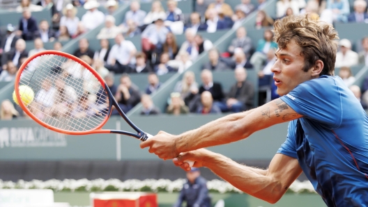 epa11358757 Flavio Cobolli of Italy in action during his men's singles second round match against Ben Shelton of USA at the ATP Geneva Open tennis tournament in Geneva, Switzerland, 21 May 2024.  EPA/SALVATORE DI NOLFI