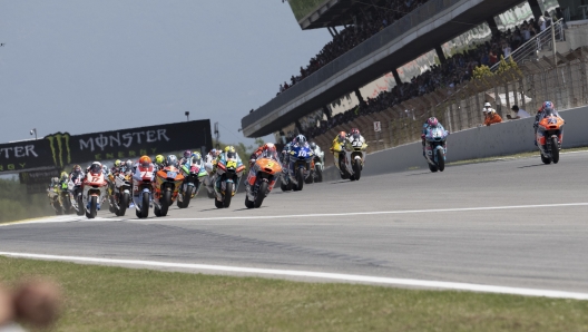 BARCELONA, SPAIN - MAY 26: The Moto2 riders start from the grid during the Moto2 race during the MotoGP Of Catalunya - Race  at Circuit de Barcelona-Catalunya on May 26, 2024 in Barcelona, Spain. (Photo by Mirco Lazzari gp/Getty Images)