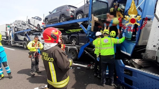 I Vigili del Fuoco intervengono sul luogo di un incidente sulla A1, nel tratto tra Valdarno e Incisa in direzione Firenze, nel quale un uomo di 78 anni e una donna di 79 anni sono deceduti mentre un altro di 47 anni è stato trasferito in ospedale con l'elisoccorso, 29 maggio 2024.   NPK   Vigili del Fuoco   +++ATTENZIONE LA FOTO NON PUO' ESSERE PUBBLICATA O RIPRODOTTA SENZA L'AUTORIZZAZIONE DELLA FONTE DI ORIGINE CUI SI RINVIA+++   +++NO SALES; NO ARCHIVE; EDITORIAL USE ONLY+++