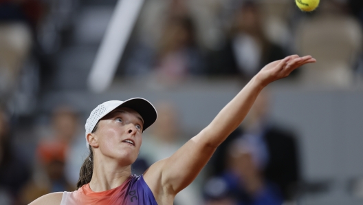 Poland's Iga Swiatek serves against Japan's Naomi Osaka during their second round match of the French Open tennis tournament at the Roland Garros stadium in Paris, Wednesday, May 29, 2024. (AP Photo/Jean-Francois Badias)