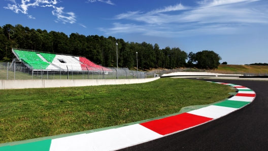 Il circuito del Mugello, in occasione del Gran premio d'Italia di motociclismo del prossimo 3 luglio, ha verniciato i cordoli della pista di bianco, rosso e verde, i colori della bandiera nazionale in omaggio ai 150 anni dell'unit? d'Italia. Questa novit? si aggiunge alla completa riasfaltatura del tracciato effettuata a primavera e alla costruzione della nuova tribuna centrale. ANSA