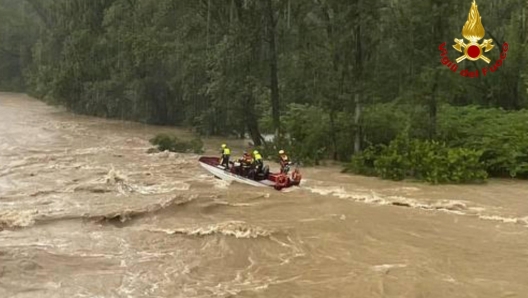 I vigili del fuoco controllano le rive del fiume Natisone alla ricerca dei giovani dispersi a Premariacco (Udine), 31 maggio 2024. ANSA/ VIGILI DEL FUOCO +++ ANSA PROVIDES ACCESS TO THIS HANDOUT PHOTO TO BE USED SOLELY TO ILLUSTRATE NEWS REPORTING OR COMMENTARY ON THE FACTS OR EVENTS DEPICTED IN THIS IMAGE; NO ARCHIVING; NO LICENSING +++ NPK +++