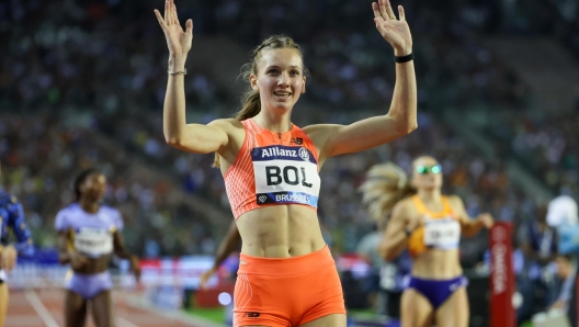 epa10849153 Femke Bol of the Netherlands in action to win in action the 400m Hurdles Women race at the IAAF Diamond League Memorial Van Damme athletics meeting in Brussels, Belgium, 08 September 2023.  EPA/OLIVIER HOSLET