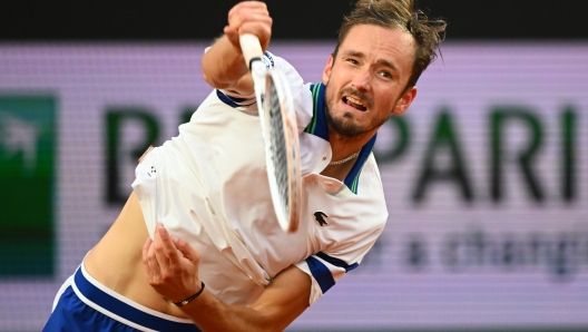 PARIS, FRANCE - JUNE 01: Daniil Medvedev serves against Tomas Machac of Czech Republic in the Men's Singles third round match during Day Seven of the 2024 French Open at Roland Garros on June 01, 2024 in Paris, France. (Photo by Clive Mason/Getty Images)