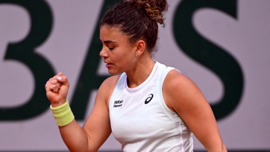 epa11383981 Jasmine Paolini of Italy reacts during her Women's Singles 3rd round match against Bianca Andreescu of Canada during the French Open Grand Slam tennis tournament at Roland Garros in Paris, France, 01 June 2024.  EPA/CAROLINE BLUMBERG