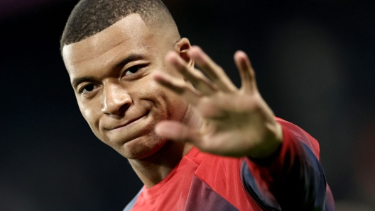 (FILES) Paris Saint-Germain's French forward #07 Kylian Mbappe waves as he warms up before the French L1 football match between Paris Saint-Germain (PSG) and Olympique de Marseille (OM) at The Parc des Princes Stadium in Paris on September 24, 2023. French star Kylian Mbappe's move to Real Madrid will be made official early next week, on June 3 or 4, AFP learned from a source close to the matter. (Photo by FRANCK FIFE / AFP)