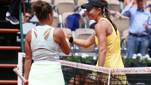 Italy's Jasmine Paolini (L) shakes hands with Russia's Elina Avanesyan after winning at the end of their women's singles round of sixteen match on Court Suzanne-Lenglen on day nine of the French Open tennis tournament at the Roland Garros Complex in Paris on June 3, 2024. (Photo by ALAIN JOCARD / AFP)