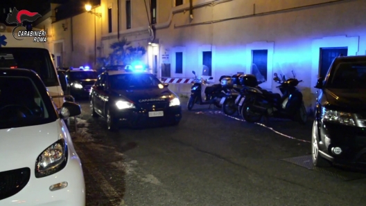 Un fermo immagine tratto da un video dei carabinieri mostra un momento della maxi operazione dei carabinieri contro un gruppo criminale con base logistica nella Capitale. Su delega della Direzione Distrettuale Antimafia della Procura, i carabinieri del Nucleo Investigativo di Roma stanno eseguendo 28 misure cautelari (11 in carcere, 16 ai domiciliari e un obbligo di firma). Per gli investigatori, a capo c'era uno dei promotori storici della Banda della Magliana, Marcello Colafigli, che nonostante in regime di semilibertà, sarebbe riuscito a pianificare cessioni e acquisti di ingenti quantitativi di droga dall'estero mantenendo rapporti con esponenti della 'ndrangheta, camorra e della mafia foggiana. ANSA/ UFFICIO STAMPA CARABINIERI +++ANSA PROVIDES ACCESS TO THIS HANDOUT PHOTO TO BE USED SOLELY TO ILLUSTRATE NEWS REPORTING OR COMMENTARY ON THE FACTS OR EVENTS DEPICTED IN THIS IMAGE; NO ARCHIVING; NO LICENSING +++ NPK++