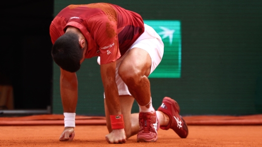 TOPSHOT - Serbia's Novak Djokovic reacts after falling on the court during his men's singles round of sixteen match against Argentina's Francisco Cerundolo on Court Philippe-Chatrier on day nine of the French Open tennis tournament at the Roland Garros Complex in Paris on June 3, 2024. (Photo by Emmanuel Dunand / AFP)