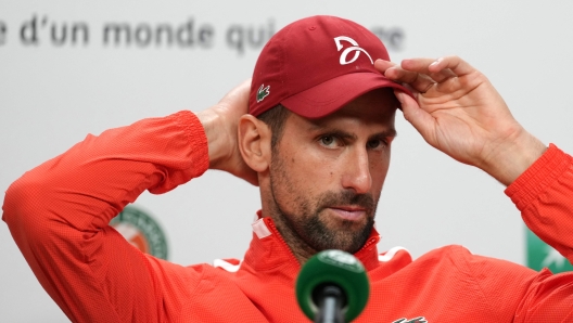 TOPSHOT - Serbia's Novak Djokovic holds a press conference after winning men's singles round of sixteen match against Argentina's Francisco Cerundolo on day nine of the French Open tennis tournament at the Roland Garros Complex in Paris on June 3, 2024. Novak Djokovic pulled off another astonishing escape as he beat Argentine 23rd seed Francisco Cerundolo in a five-set thriller to reach a 15th consecutive French Open quarter-final on Monday. The world number one shrugged off an injury to his right knee as he came from two sets to one down to outlast Cerundolo 6-1, 5-7, 3-6, 7-5, 6-3 after four hours and 39 minutes. (Photo by Dimitar DILKOFF / AFP)