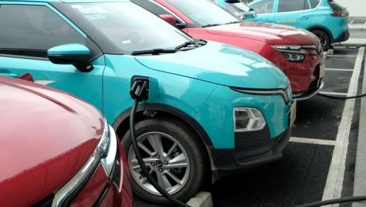 epa11264979 Electric cars are charged at an electric vehicle charging station, in Hanoi, Vietnam, 08 April 2024. Vietnam expects to bring net greenhouse gas emissions to zero by 2050, with motor vehicles converting into green energy transportation.  EPA/LUONG THAI LINH