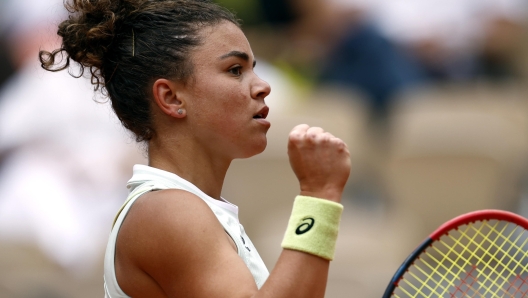 epa11391136 Jasmine Paolini of Italy reacts during her Women's Singles quarterfinal match against Elena Rybakina of Kazakhstan at the French Open Grand Slam tennis tournament at Roland Garros in Paris, France, 05 June 2024.  EPA/YOAN VALAT