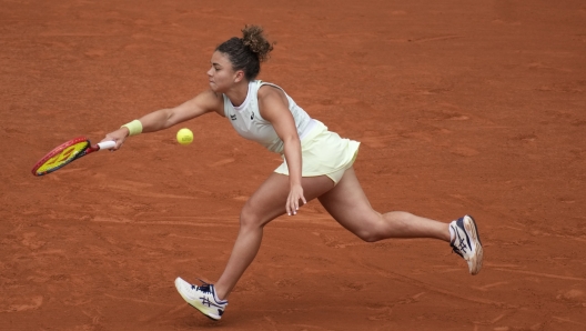 Italy's Jasmine Paolini plays a shot against Kazakhstan's Elena Rybakina during their quarterfinal match of the French Open tennis tournament at the Roland Garros stadium in Paris, Wednesday, June 5, 2024. (AP Photo/Christophe Ena)