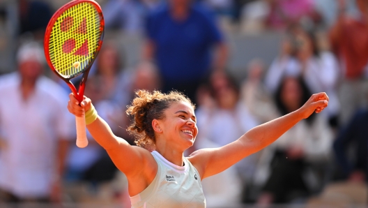 PARIS, FRANCE - JUNE 06: Jasmine Paolini of Italy celebrates winning match point against Mirra Andreeva during the Women's Singles Semi-Final match on Day 12 at Roland Garros on June 06, 2024 in Paris, France. (Photo by Tim Goode/Getty Images) *** BESTPIX ***