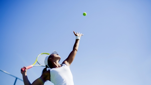 Sport d'estate: dal padel al beach volley, ecco come evitare gli infortuni