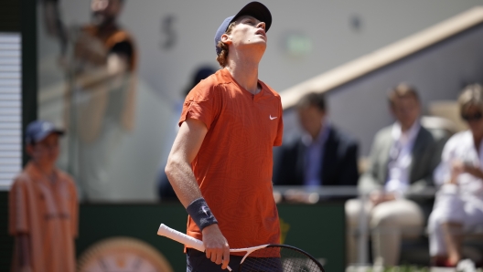 Italy's Jannik Sinner arrives for the semifinal match of the French Open tennis tournament against Spain's Carlos Alcaraz at the Roland Garros stadium in Paris, Friday, June 7, 2024. (AP Photo/Christophe Ena)