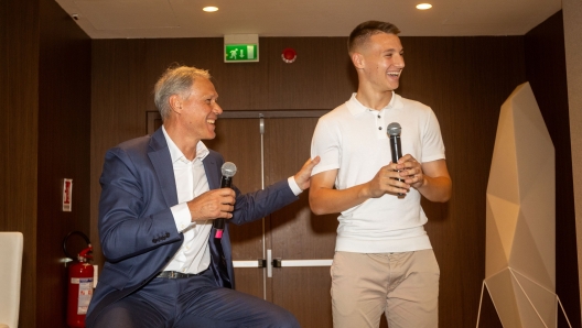 Francesco Camarda e Marco Van Basten  alla Presentazione del Libro Cè solo un Presidente di Peppe di Stefano e Carlo Pellegatti allHotel Melia - Cronaca - Milano, Italia - Venerdì, 7 Giugno 2024 (foto Stefano Porta / LaPresse)  Presentation of the book There is only a President by Peppe di Stefano and Carlo Pellegatti at the Hotel Melia - Friday, June 7, 2024 (photo Stefano Porta / LaPresse) - Peppe di Stefano Urbano Cairo  Marco Van Basten e Carlo Pellegatti alla Presentazione del Libro Cè solo un Presidente di Peppe di Stefano e Carlo Pellegatti allHotel Melia - Cronaca - Milano, Italia - Venerdì, 7 Giugno 2024 (foto Stefano Porta / LaPresse) - fotografo: (foto Stefano Porta / LaPresse)