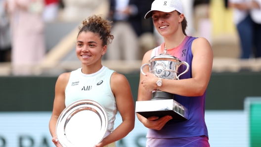 PARIS, FRANCE - JUNE 08: Jasmine Paolini of Italy and Iga Swiatek of Poland pose for a photo with their runners-up and winners trophies after the Women's Singles Final match on Day 14 of the 2024 French Open at Roland Garros on June 08, 2024 in Paris, France. (Photo by Clive Brunskill/Getty Images)