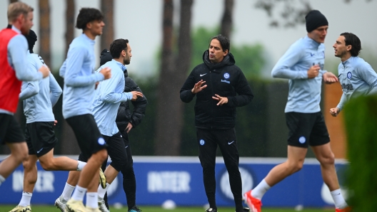 COMO, ITALY - MAY 01: Head Coach Simone Inzaghi of FC Internazionale in action during the FC Internazionale training session at Suning Training Centre at Appiano Gentile on May 01, 2024 in Como, Italy. (Photo by Mattia Pistoia - Inter/Inter via Getty Images)