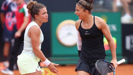 ROME, ITALY - MAY 19:  Sara Errani of Italy and team-mate Jasmine Paolini of Italy and Coco Gauff of the United States and her team-mate Erin Routliffe of New Zealand pose with their trophies their Women's Doubles Final match on Day 14 of the Internazionali BNL D'Italia 2024 at Foro Italico on May 19, 2024 in Rome, Italy. (Photo by Dan Istitene/Getty Images)