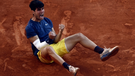 epa11400417 Carlos Alcaraz of Spain celebrates winning his Menâ??s Singles final match against Alexander Zverev of Germany during the French Open Grand Slam tennis tournament at Roland Garros in Paris, France, 09 June 2024.  EPA/YOAN VALAT