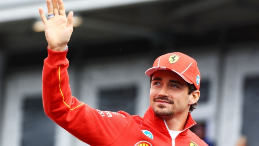 MONTREAL, QUEBEC - JUNE 09: Charles Leclerc of Monaco and Ferrari waves to the crowd on the drivers parade prior to the F1 Grand Prix of Canada at Circuit Gilles Villeneuve on June 09, 2024 in Montreal, Quebec.   Mark Thompson/Getty Images/AFP (Photo by Mark Thompson / GETTY IMAGES NORTH AMERICA / Getty Images via AFP)