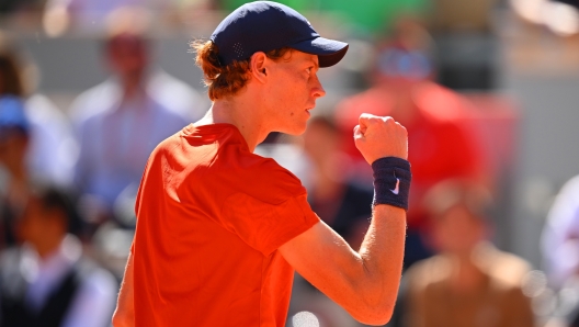 PARIS, FRANCE - JUNE 07: Jannik Sinner of Italy reacts against Carlos Alcaraz of Spain during the Men's Singles Semi-Final match on Day Thirteen of the 2024 French Open at Roland Garros on June 07, 2024 in Paris, France. (Photo by Tim Goode/Getty Images)