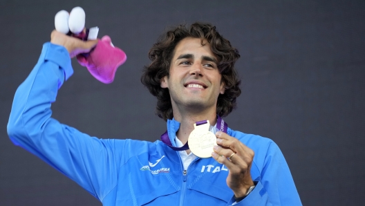 Gold medalist Gianmarco Tamberi, of Italy, poses on the podium of the men's high jump at the European Athletics Championships in Rome, Wednesday, June 12, 2024. (AP Photo/Stefano Costantino)