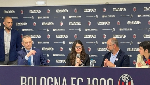 (DIRE) Bologna, 14 mag. - Non solo i successi sul campo di una squadra che ha raggiunto una storica qualificazione in Champions League, ma anche solidarietà. A poche settimane dalla conclusione del campionato di serie A, il Bologna Fc 1909 lancia, insieme alla onlus Bimbo tu, un picnic sul prato dello stadio Dall'Ara a sostegno dei piccoli pazienti ricoverati nei reparti di Pediatria bolognesi. Il 14 giugno andrà in scena infatti "Bologna tifa per i bambini", che concluderà la campagna di raccolta fondi che va avanti ormai da anni grazie a un sodalizio tra il club e l'associazione. Già nel 2019, infatti, il Bologna e Bimbo Tu avevano organizzato l'evento "Tutti in Piedi per Nicole", dedicato a una giovane tifosa prematuramente scomparsa a causa di un tumore cerebrale, che contribuì a realizzare la "Terrazza Nicole" al Polo Accoglienza Servizi Solidali (Pass) di San Lazzaro di Savena, sede di Bimbo Tu, che accoglie gratuitamente le famiglie dei bambini e dei ragazzi in cura negli ospedali bolognesi. Questa volta, gli incassi della cena saranno destinati alla ristrutturazione di due stanze di Osservazione breve intensiva (Obi) pediatrica e l'umanizzazione e la messa in sicurezza di due stanze di degenza della Pediatria dell'Ospedale Maggiore, dedicate in particolare a pazienti con disturbi psicopatologici. È questo l'obiettivo della quarta edizione della campagna di raccolta fondi "Bologna tifa per i bambini", lanciata a dicembre 2023.     Nelle precedenti edizioni sono stati raccolti contributi sufficienti per poter donare sette lettini pediatrici, un letto per la terapia semi-intensiva pediatrica e tre supporti respiratori neonatali per la Pediatria dell'Ospedale Maggiore anche grazie alla generosità dei tanti tifosi rossoblù. L'evento è a cura del Laboratorio delle idee, con il supporto di Bcc Felsinea e Centrogest, con ospiti i comici Vito e Giorgio Comaschi e l'intrattenimento musicale di Disco Club Paradiso. I biglietti saranno disponibili su Vivaticket a partire dalle 10 di domani. "Il piacere di una sera d'estate, il campo protagonista di una gloriosa stagione ed il futuro dei nostri bambini come unico obiettivo: questo è lo spirito che ci ha guidato nell'organizzare 'Bologna tifa per i bambini'- spiega Alessandro Arcidiacono, presidente di Bimbo Tu- per noi è un grandissimo onore tornare a riunirsi, dopo cinque anni, al fianco del Bologna Fc per una grande festa all'interno del maestoso Stadio Dall'Ara ospiti di una magica serata di solidarietà tutta da vivere". Il picnic sul campo è un'iniziativa "senza precedenti aperta a tutti coloro che desiderano contribuire a una causa nobile, dimostrando il proprio amore per il Bologna e il desiderio di fare la differenza nella vita dei più piccoli- aggiunge Marco Di Vaio, direttore sportivo del Bologna Fc 1909- sarà un momento di gioia e condivisione, in cui la magia dello stadio si mescolerà con la generosità dei partecipanti". Un'occasione per "continuare ad aver prova della solidarietà dell'intera comunità bolognese- sottolinea Paolo Bordon, direttore generale dell'Ausl di Bologna- veder crescere la sanità su un campo sportivo rende bene l'idea di come la solidarietà, che è linfa per lo sviluppo della comunità, si raggiunga unicamente attraverso un gioco di squadra".   (Dav/ Dire) 17:05 14-05-24   NNNN