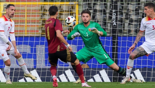 epa11392008 Montenegro goalkeeper Matija Sarkic (C-R) in action during the international friendly soccer match between Belgium and Montenegro, in Brussels, Belgium, 05 June 2024.  EPA/OLIVIER MATTHYS