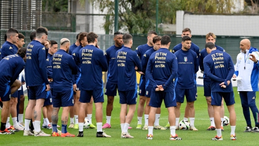 Italy's national soccer team head coach, Luciano Spalletti (R), talks with Italy's national soccer team players during a training session at the ''Giulio Onesti'' training centre in Rome, Italy, 18 March 2024. ANSA/ETTORE FERRARI