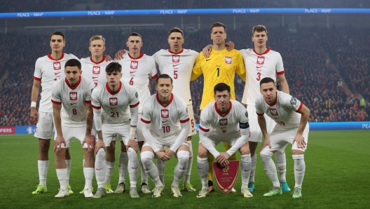 epa11393049 (FILE) - The starting eleven of Poland pose for the team picture before the UEFA EURO 2024 play-off match between Wales and Poland in Cardiff, Britain, 26 March 2024 (re-issued 06 June 2024). Poland will play in Group D at the UEFA EURO 2024 with the Netherlands, France, Austria. Top from L: Jakub Kiwior, Karol Swiderski, Jakub Piotrowski, Jan Bednarek, Wojciech Szczesny and Pawel Dawidowicz. Front from L: Bartosz Slisz, Nicola Zalewski, Piotr Zielinski, Robert Lewandowski and Przemyslaw Frankowski.  EPA/Leszek Szymanski POLAND OUT