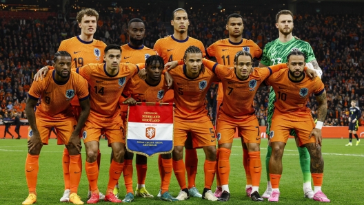 epa11393031 (FILE) - The Netherlands starting eleven players pose for a photo ahead of the friendly soccer match between Netherlands and Scotland, in Amsterdam, Netherlands, 22 March 2024 (re-issued 06 June 2024). The Netherlands will play in Group D at the UEFA EURO 2024 with Poland, France, Austria. Top from L: Mats Wieffer, Lutsharel Geertruida, Virgvan Dijk, Cody Gakpo and Mark Flekken. Front from L: Georginio Wijnaldum, Tijjani Reijnders, Jeremie Frimpong, Nathan Ake and Memphis Depay.  EPA/KOEN VAN WEEL