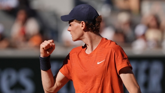 Italy's Jannik Sinner celebrates after a point as he plays against Spain's Carlos Alcaraz during their men's singles semi final match on Court Philippe-Chatrier on day thirteen of the French Open tennis tournament at the Roland Garros Complex in Paris on June 7, 2024. (Photo by Dimitar DILKOFF / AFP)