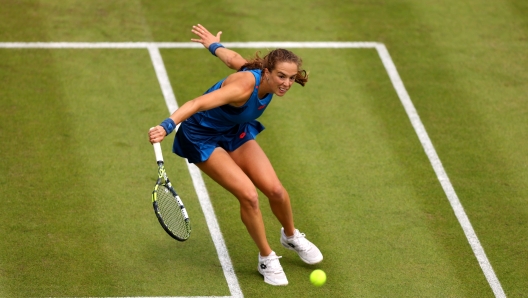 BIRMINGHAM, ENGLAND - JUNE 17: Lucia Bronzetti of Italy plays a backhand against Magdalena Frech of Poland during the Women's Singles Round of 32 match on Day Three of the Rothesay Classic Birmingham at Edgbaston Priory Club on June 17, 2024 in Birmingham, England.  (Photo by Paul Harding/Getty Images for LTA)