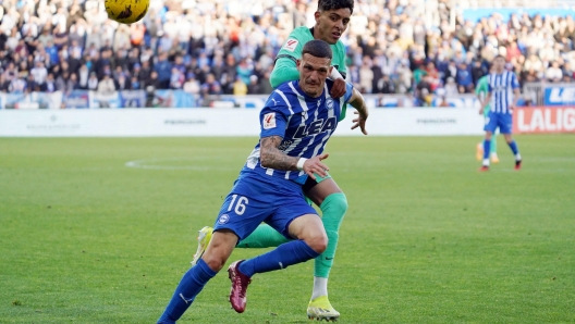 Alaves' Spanish defender #16 Rafa Marin and Atletico Madrid's Spanish defender #03 Cesar Azpilicueta vie for the ball during the Spanish league football match between Deportivo Alaves and Club Atletico de Madrid at the Mendizorroza stadium in Vitoria on April 21, 2024. (Photo by CESAR MANSO / AFP)